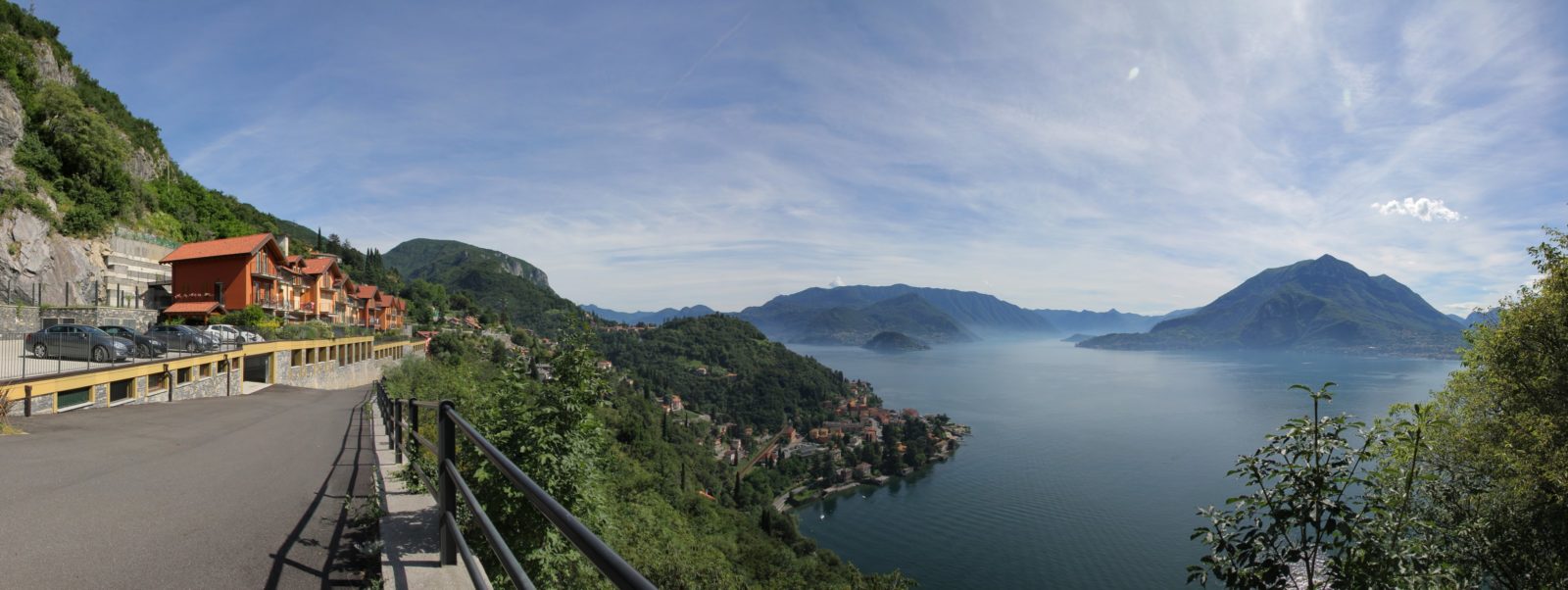 Comer See - Lago di Como mit Blick von Perledo überr Varennaauf Menaggio