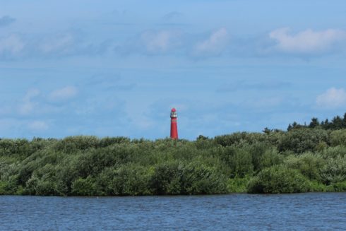 See Westerplas mit Leuchtturm Noordertoren auf Schiermonnikoog Westfriesische Inseln Niederlande 
